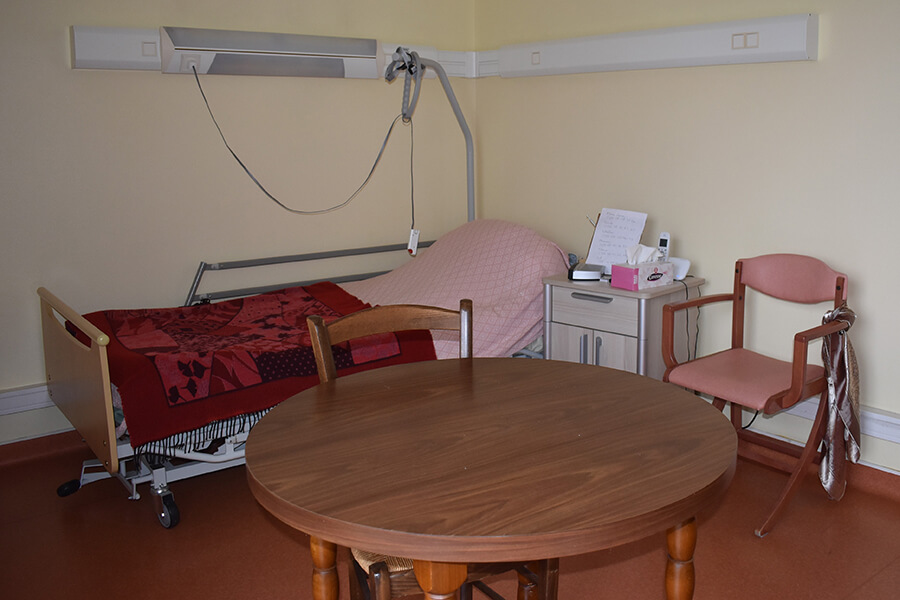 Un lit médicalisé dans une chambre de la maison de la Salette-Bully
